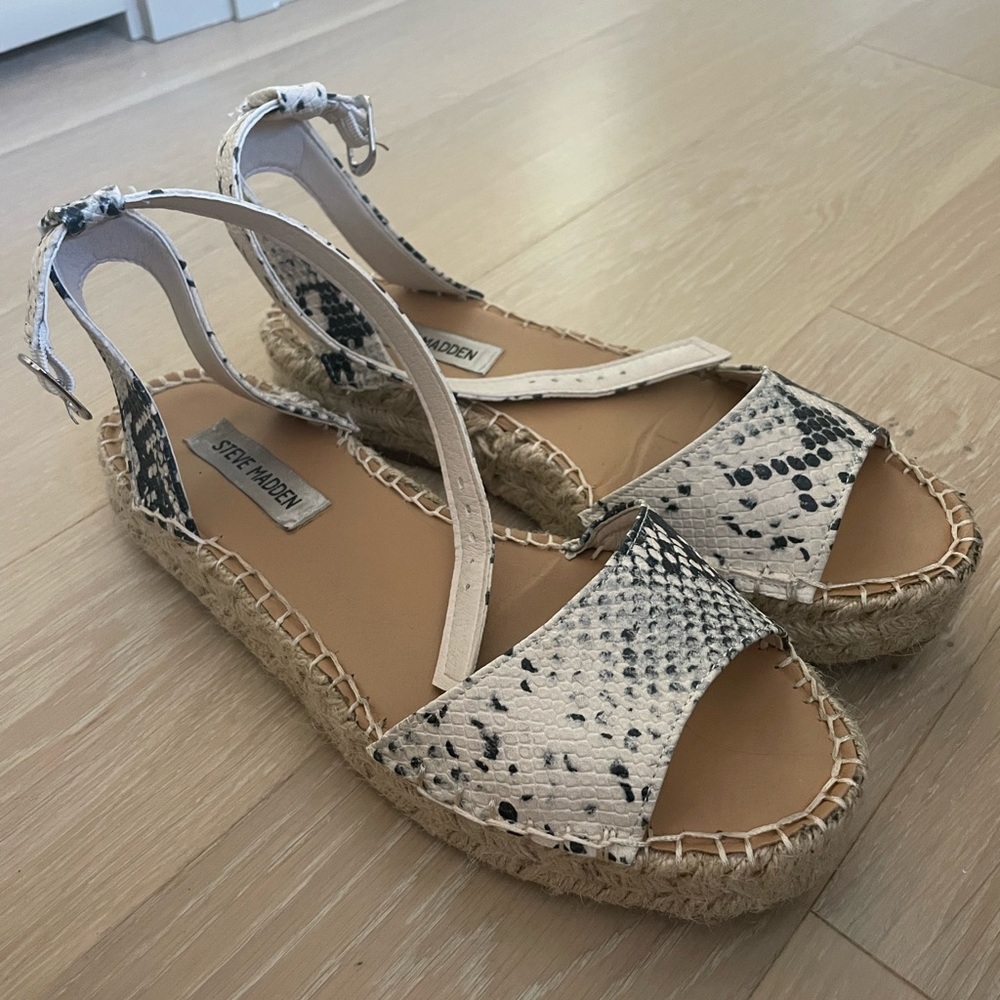Steve Madden platform sandal. Size 8